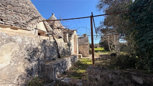 Corpo Di Trulli Con Fabbricati